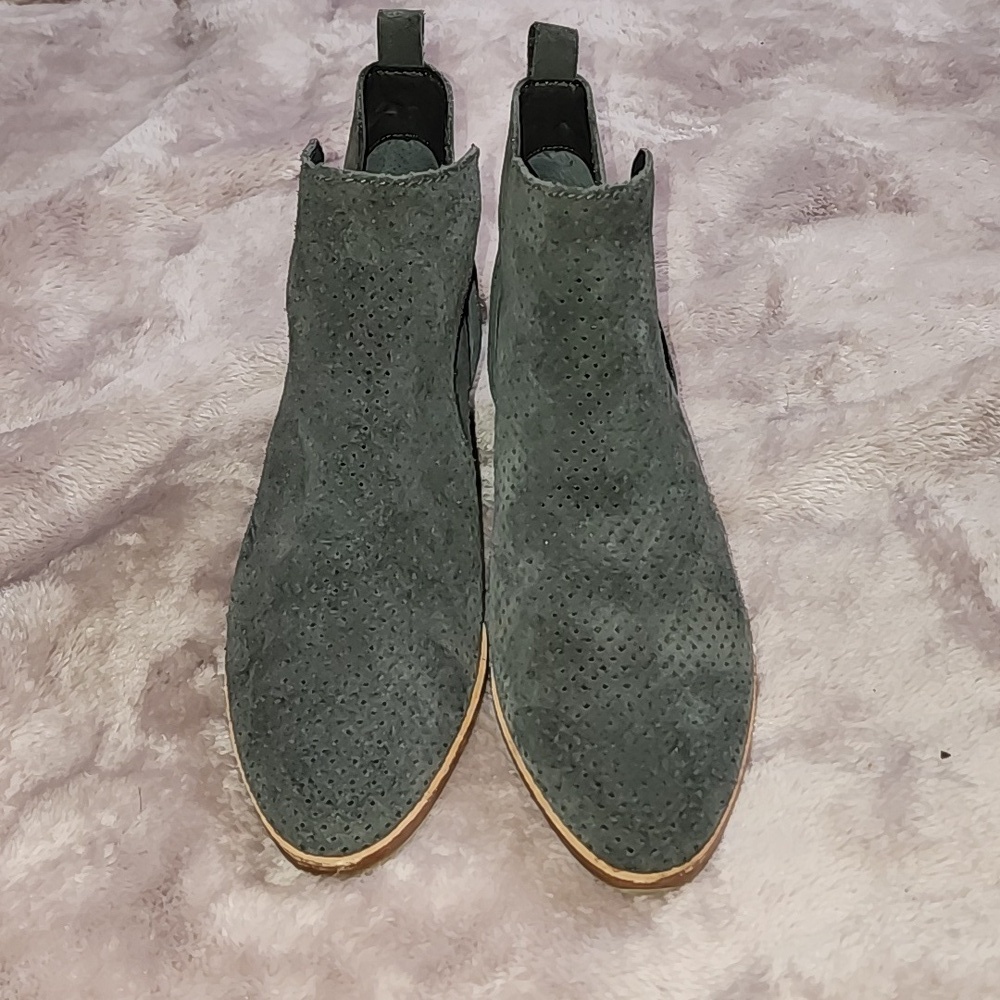 DOLCE VITA Kaidie perforated gray suede ankle booties 7.5